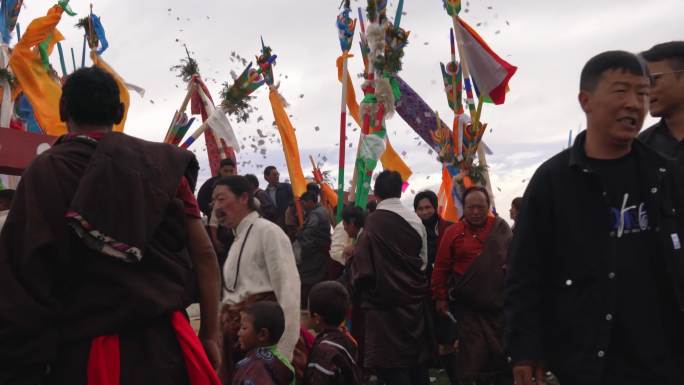 壮观的高原地区藏族插箭民俗藏族节日庆典