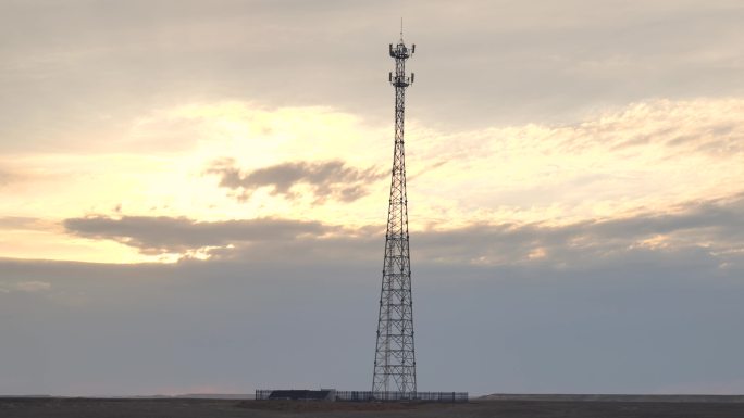 夕阳下的信号塔