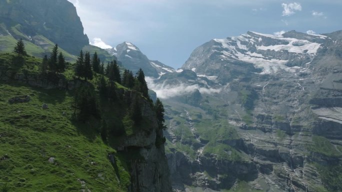 空中无人机拍摄的奥斯奇宁高山图，奥斯奇宁湖，群山之上