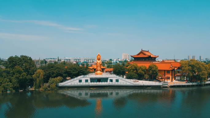 邵伯湖古镇寺庙火车平移视角