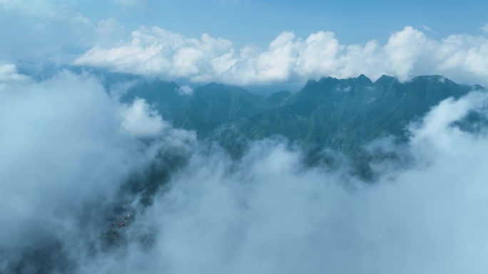 群山上空云层的鸟瞰图