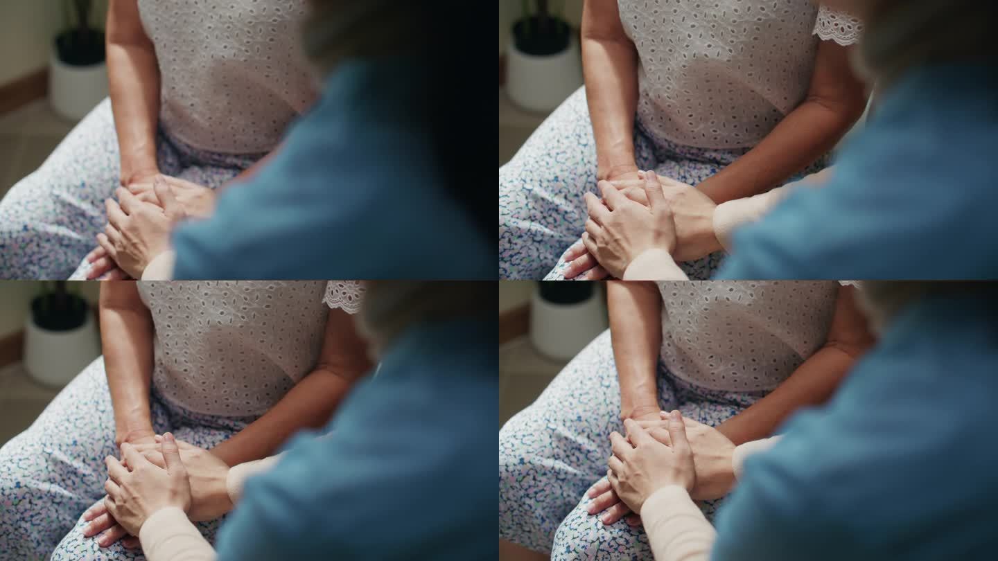 女医生或护士牵着老年女病人的手