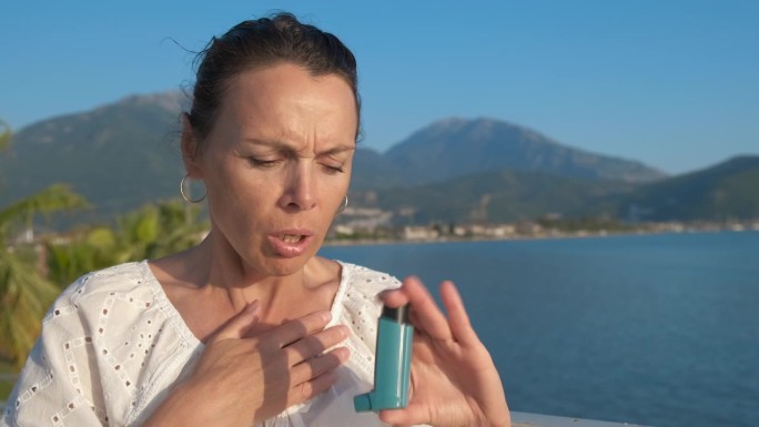 一个在度假胜地哮喘病发的女人。