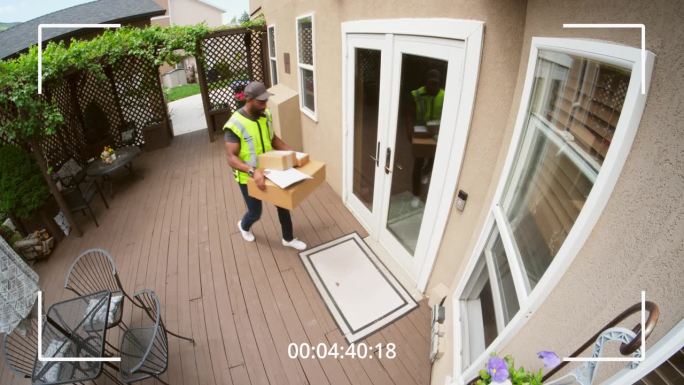 家庭监控录像记录了包裹的运送过程