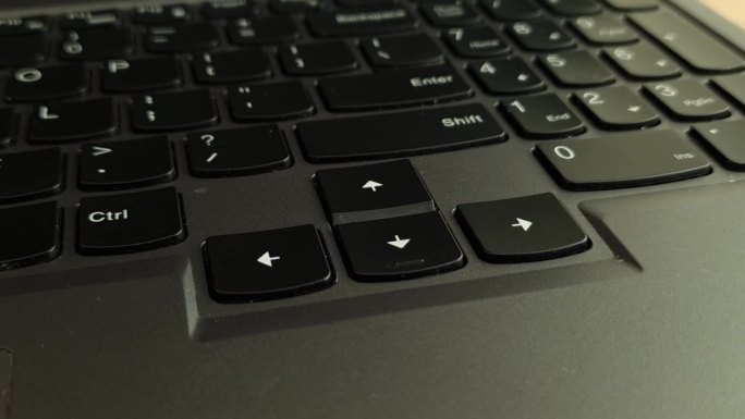 电脑键盘上的左、右、上、下、方向键或导航箭头键