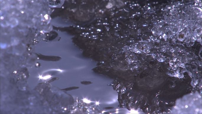 水面折射阳光 波光粼粼 积雪冰晶熠熠生辉