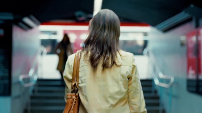 一名女子在地铁站四处张望