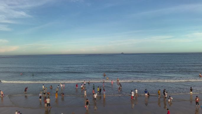 航拍 福建漳州夏日海边沙滩 人群玩水嬉戏