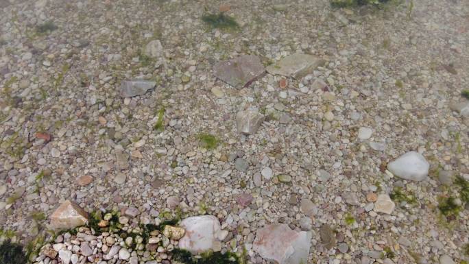 海边沙滩鹅卵石实拍大海海浪 (5)