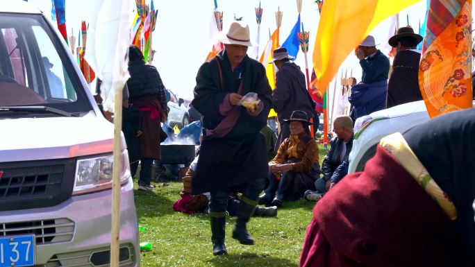 众多藏族人参加聚会