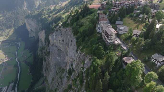 在Lauterbrunnen，悬崖和山脉之上的高山小镇Murren的空中无人机视图
