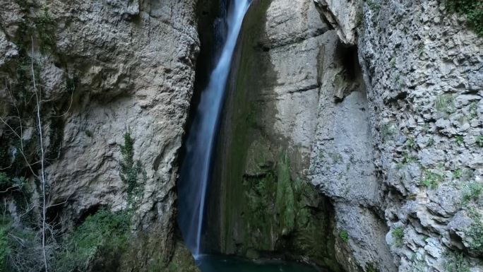 Chute de la Druise瀑布全景鸟瞰图。这是Gervanne河上的一个大瀑布，位于Auv