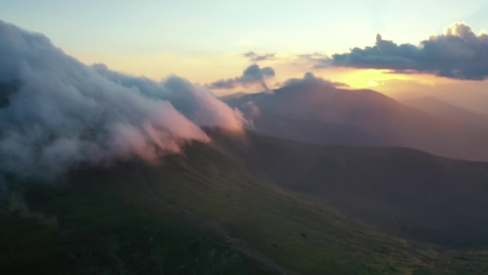 云与日落天空背景在山，背景暗红紫色日落