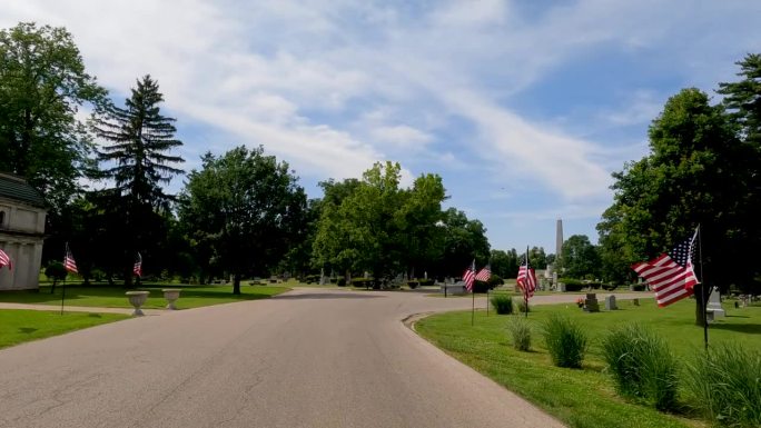 进入橡树岭公墓，美国国旗排列在入口。美国伊利诺斯州斯普林菲尔德林肯墓的远景。