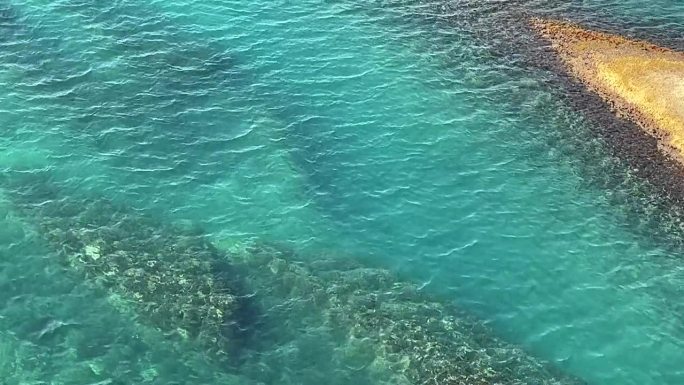 海水海水蓝蓝的绿松石清澈的水面闪闪发光的海景鸟瞰