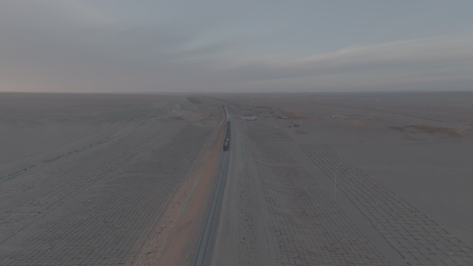 4K 航拍 日落沙漠行驶的火车