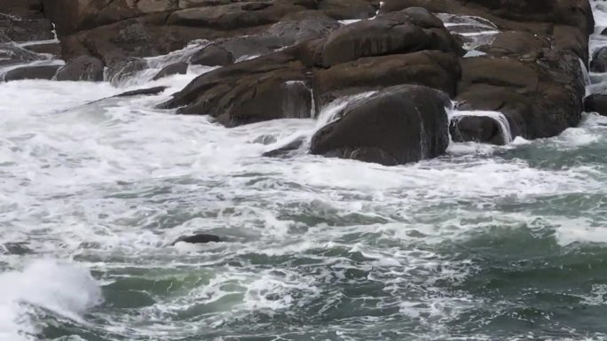 海水把礁石冲离海岸