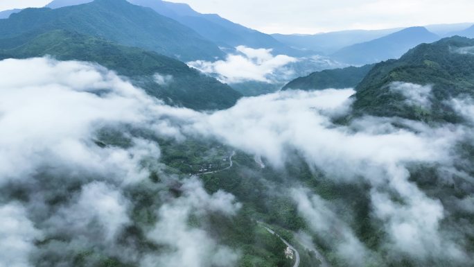 唯美自然景观山间云海云雾缭绕大山视频素材