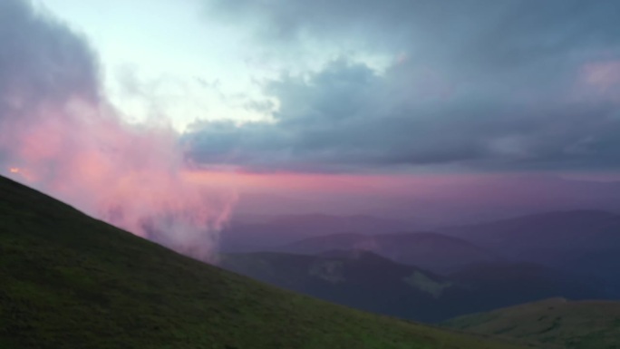 云与日落天空背景在山，背景暗红紫色日落