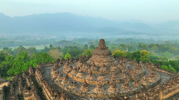 婆罗浮屠古遗址的空中无人机日出场景，这是一座9世纪的大乘佛教寺庙，位于印度尼西亚中爪哇日惹附近的马格