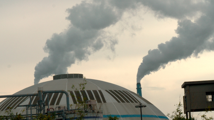 火力发电厂浓烟滚滚烟囱冒烟