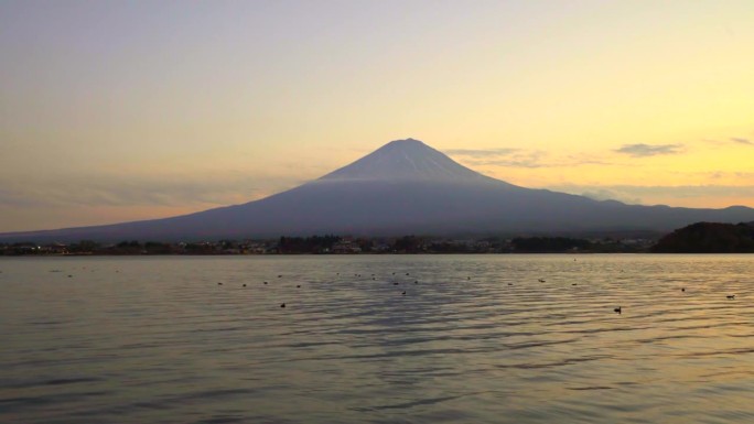 川口湖和富士山的黄昏