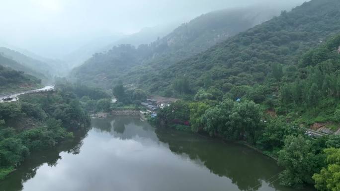 夏天雨后的泰山天龙水库形成的瀑布