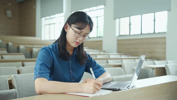 大学 学生大教室自习思考