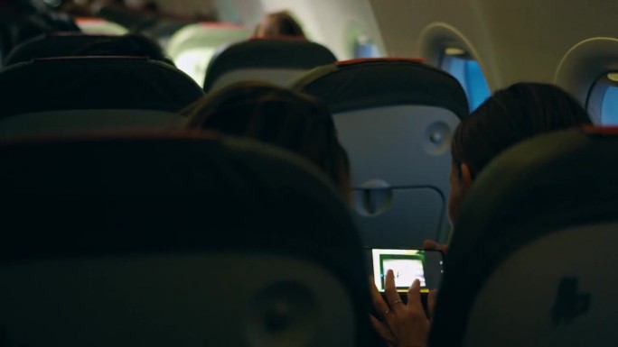 LS两名女乘客使用智能手机