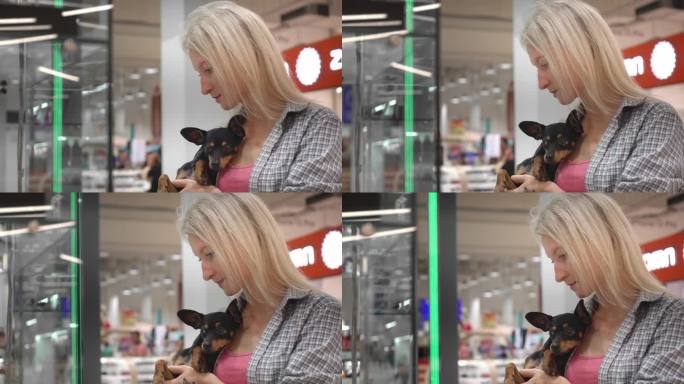 带着玩具狗穿过超市的女人