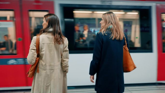 妇女们在地铁站台上等火车