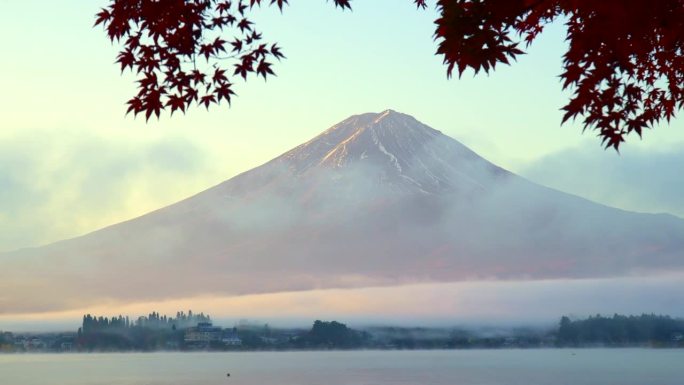 晨雾中的川口湖、富士山和秋叶