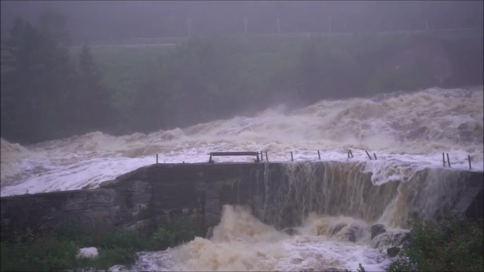 暴雨导致河水史无前例的上涨
