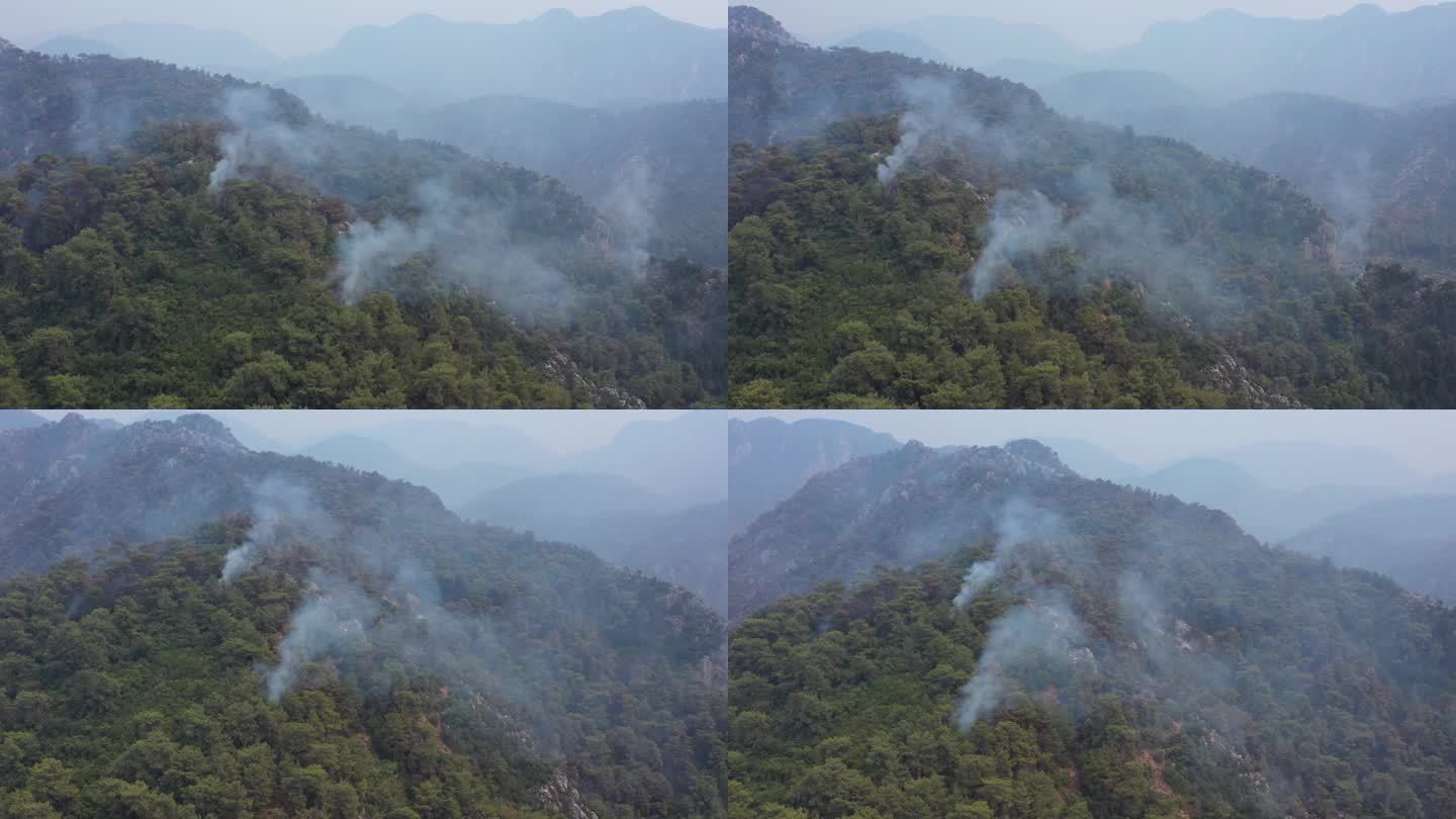 消防直升机向土耳其的森林大火洒水