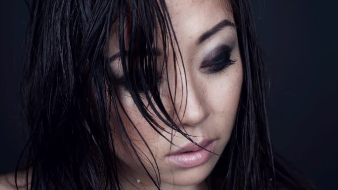 性感的亚洲女人时装模特湿发