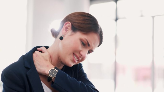 职场女性，压力大导致面部和颈部疼痛，在办公室过度工作导致精疲力竭或肌肉酸痛。压力和疲劳的女性员工在工