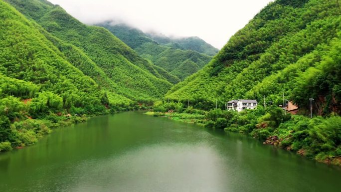 航拍青山绿水，飞近湖面