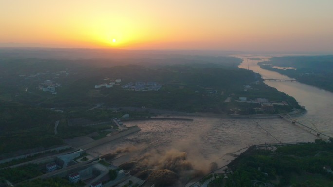 黄河小浪底水库日出