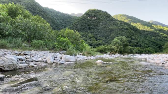 夏日山中小溪纳凉