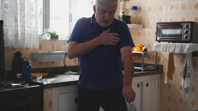 体弱多病的老人心脏病发作，心悸，在家厨房的水槽旁。需要紧急救助的患病老人