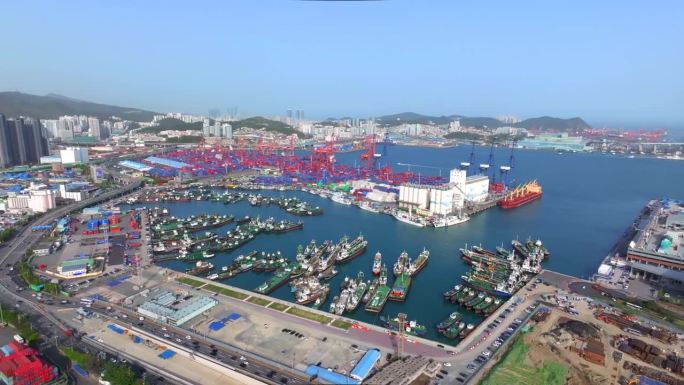 釜山港附近的市中心，油轮，码头，集装箱和船只/釜山，韩国