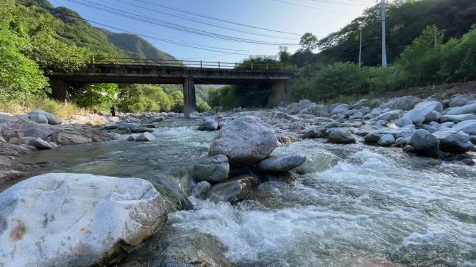 夏日山中小溪纳凉