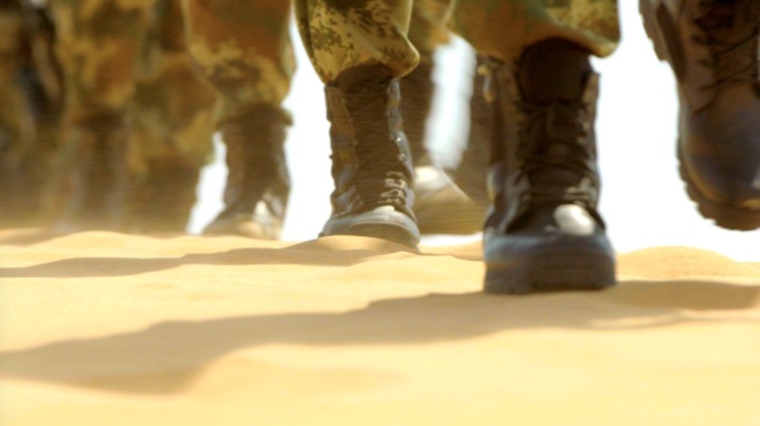 特种兵在沙漠沙地中行走脚步腿部特写