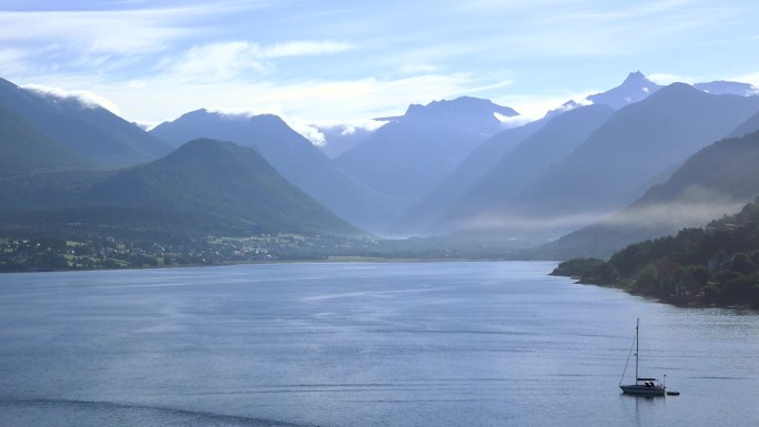 挪威的自然。最美的风景。难忘的旅行。无人机拍摄的雄伟峡湾。鸟瞰图。