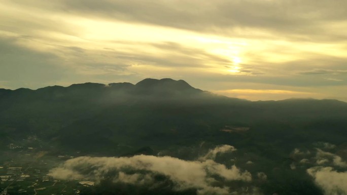 航拍夕阳下的远山（逐格）