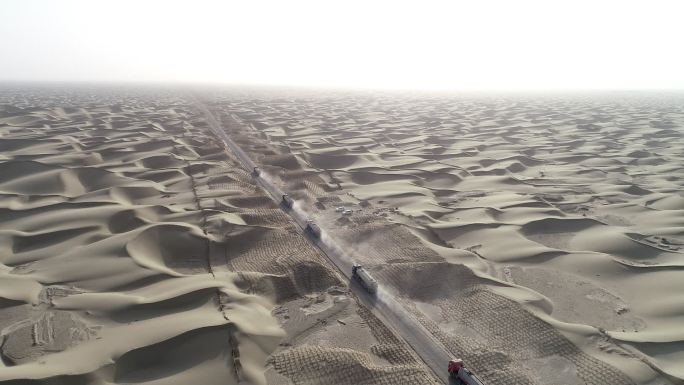 沙漠中行驶的油罐车航拍