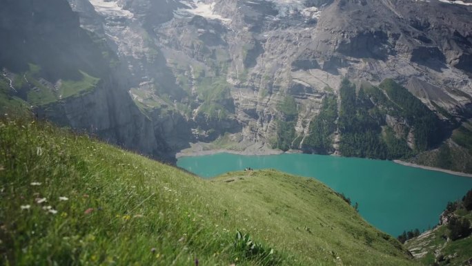 奥斯奇宁湖(Oeschinen Lake)高山湖泊，上面有悬崖和雪峰