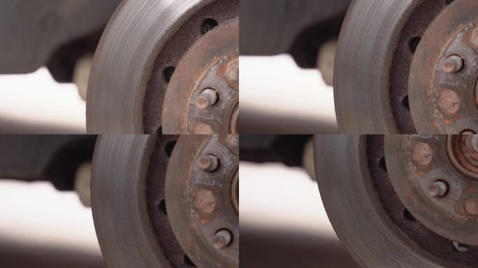 旧的生锈刹车盘特写。生锈的汽车轮毂