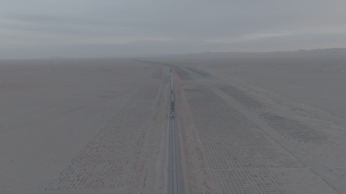 4K 航拍 在中国穿越沙漠的火车