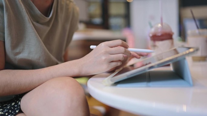 科技在日常生活中的应用，学生从网吧学习和消费生活